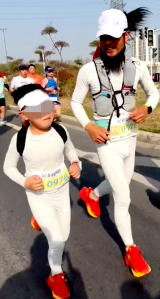 爸爸带9岁儿子跑完马拉松被禁赛2年，具体是怎么回事