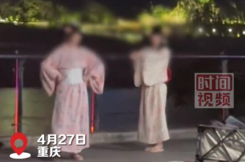 2女子穿和服跳舞被包围声讨 警方：已出警处理
