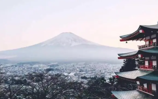 日本小镇拉黑布遮挡富士山，防止游客到网红景点打卡！