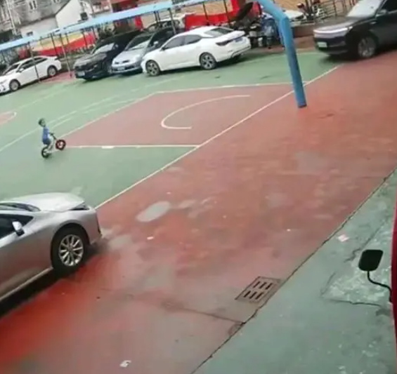 广东一小孩在篮球场骑自行车玩耍被一辆SUV碾压