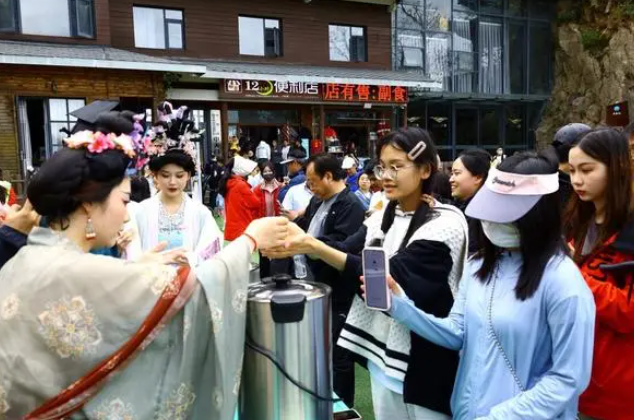 河南老君山景区为游客推出超便宜奶茶，一毛钱一杯