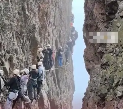 景区攀岩拥堵游客挂半山腰 看着就很吓人