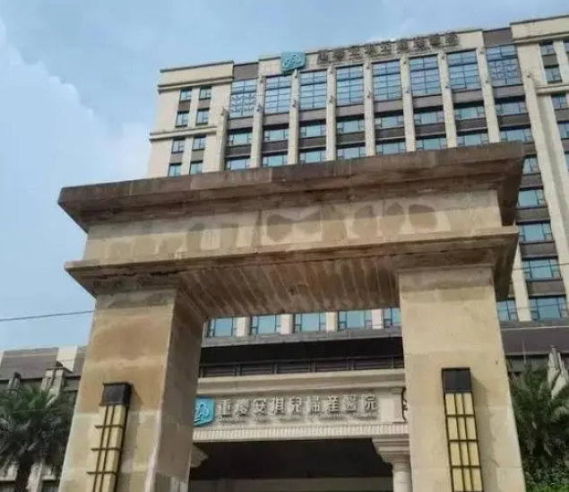 重庆医院被志愿者上官正义举报冒名产子后，产妇紧急出院