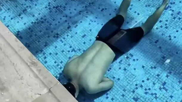 郑州游泳教练憋气训练溺亡，工作人员竟拍摄未救援