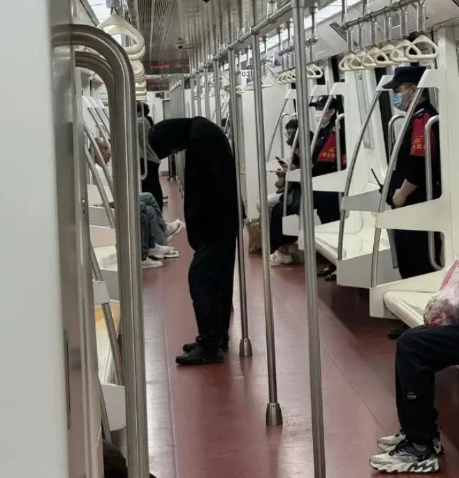 西安地铁现神秘黑衣男子,已被警方带走