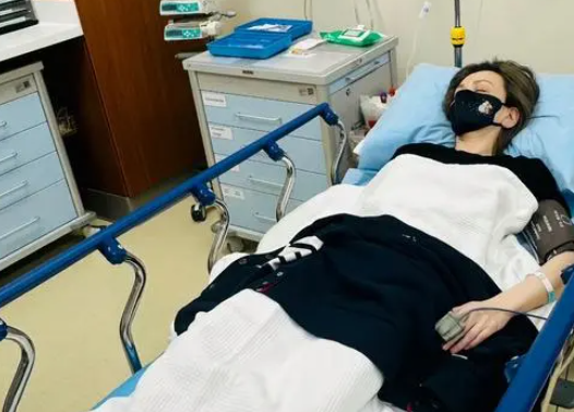 53岁“雪姨”王琳头痛呕吐住院，病床上脸色憔悴，朱丹暖心安慰