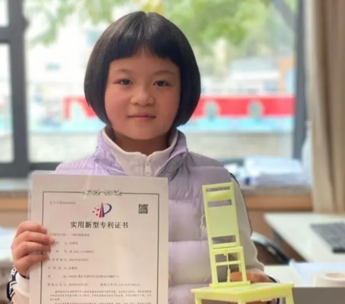 聪明！9岁女孩发明防地震桌椅获国家专利
