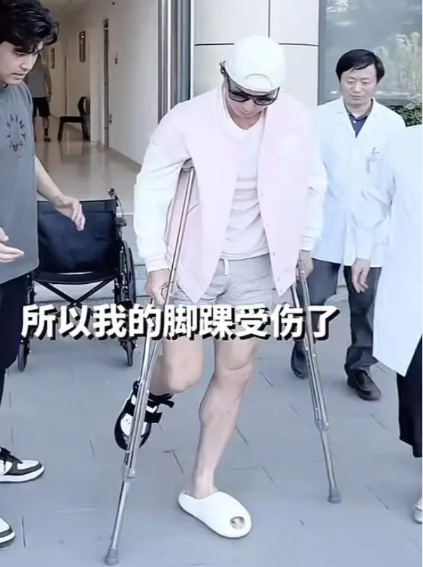 刘畊宏受伤坐轮椅 暂停直播跳操：预计需要一个月恢复