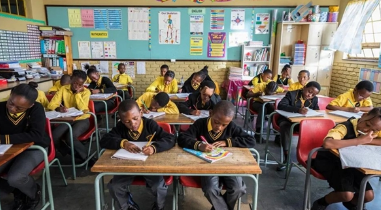 南非一学校粪便涌入操场 学生不愿上学