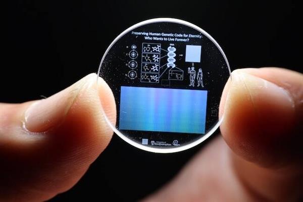 5D玻璃存储技术揭秘：5寸盘可存360TB数据寿命达138亿年写入速度有差距