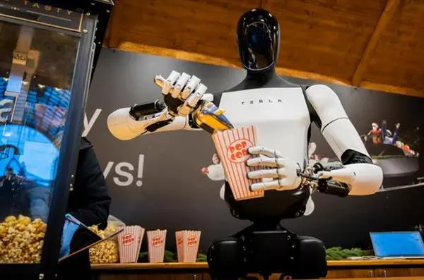 特斯拉人形机器人上岗卖爆米花 装袋递送一气呵成