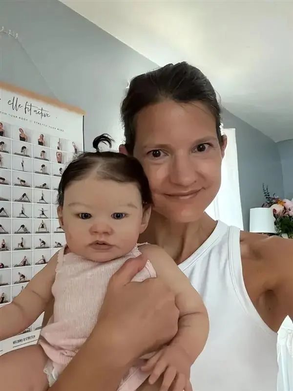 美国女子养育20个重生娃娃靠扮演妈妈年入百万