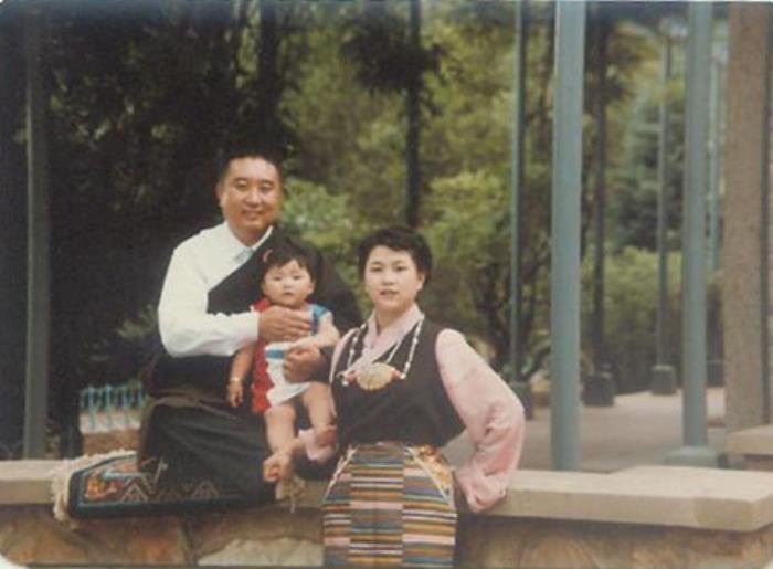 十世班禪額爾德尼確吉堅(jiān)贊結(jié)婚了？和李潔生還俗生女