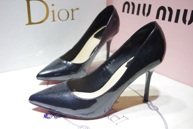 高跟鞋太大了怎么办？四大妙招解决鞋码偏大